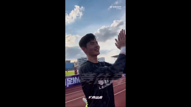 广州球迷热情点燃赛场 霍深坪深情鞠躬致谢