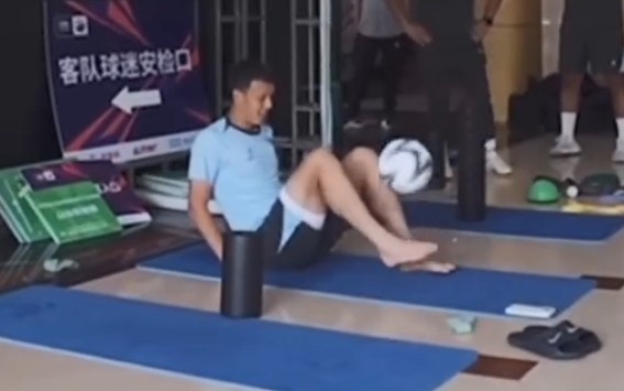 高天意坐姿颠球瞬间